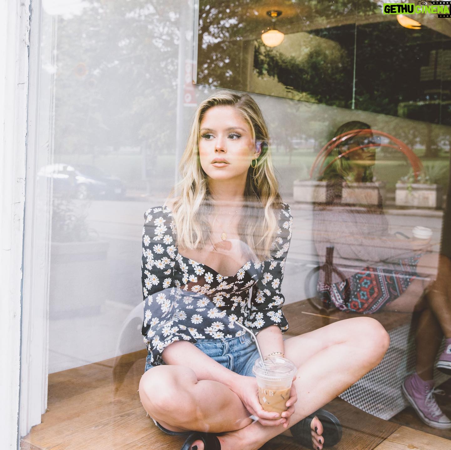 Erin Moriarty Instagram - My guide to a perfect day in Toronto (basically a love letter to this city, wine, coffee, and books) is live on @coveteur. Link in bio. Photographer: @renatakaveh Writer: @noahleh Hair: @miss_marilisa Makeup: @estelle_phillips