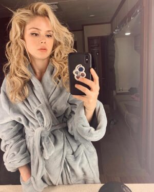 Erin Moriarty Instagram - Fiji waters only pls.