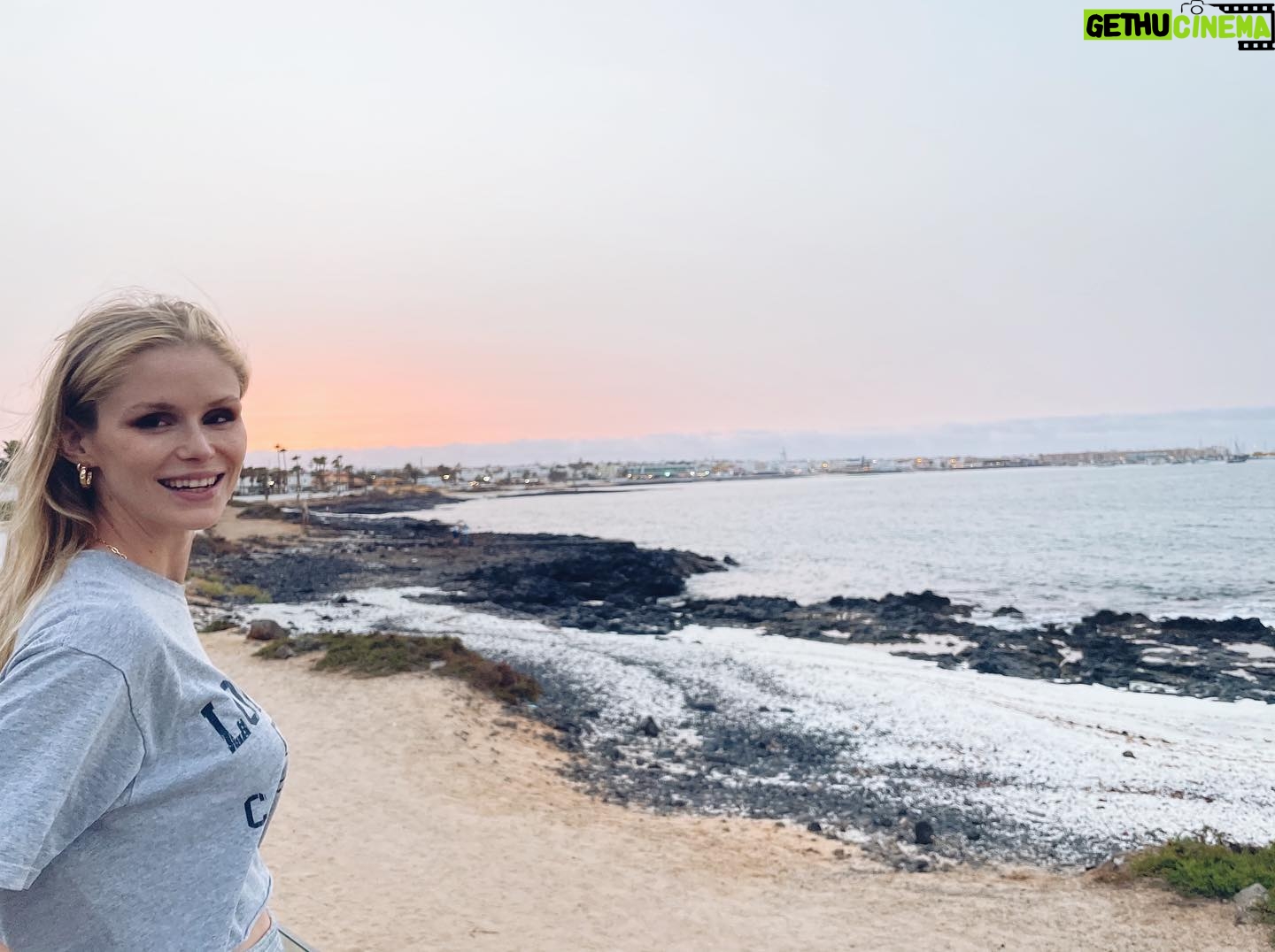 Erin Moriarty Instagram - How to weekend; a tutorial.