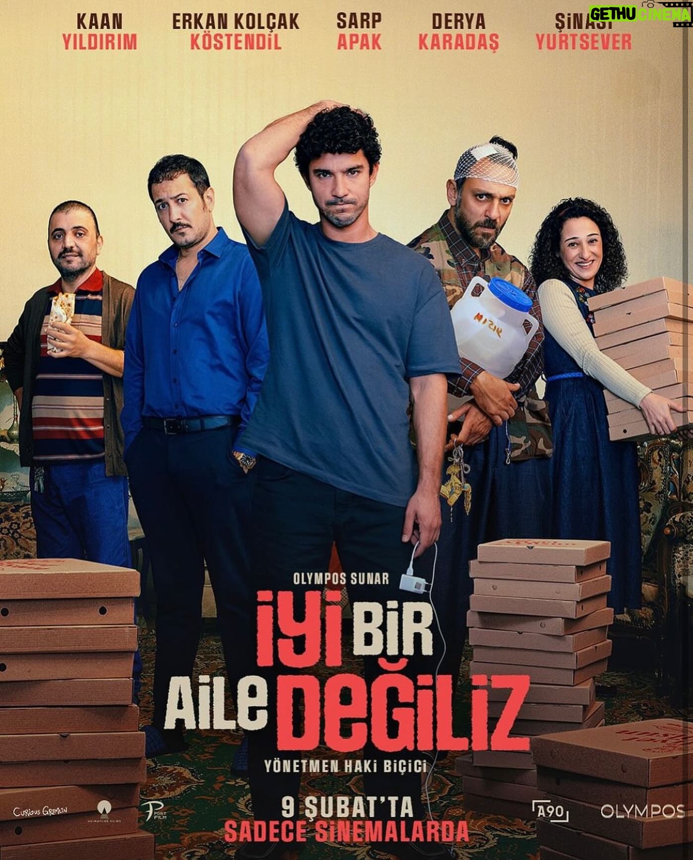 Erkan Kolçak Köstendil Instagram - Geliyor gelmekte olan #iyibirailedegiliz 9 Şubat’ta sinemalarda… @iyibirailedegiliz @olympos.films @hakibicici
