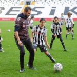 Erkan Kolçak Köstendil Instagram - Bugün Vodafone’un desteği ile hayallerinin peşinden koşmaya #BenVarım diyen kız çocukları ile Vodafone Park'taydım. Okuyan, spor yapan, kız çocuklarımızın yani bu ülkenin geleceğinin yanındayız. @vodafonetr @vodafonepark #BenVarım #ortaklık