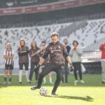 Erkan Kolçak Köstendil Instagram - Bugün Vodafone’un desteği ile hayallerinin peşinden koşmaya #BenVarım diyen kız çocukları ile Vodafone Park'taydım. Okuyan, spor yapan, kız çocuklarımızın yani bu ülkenin geleceğinin yanındayız. @vodafonetr @vodafonepark #BenVarım #ortaklık