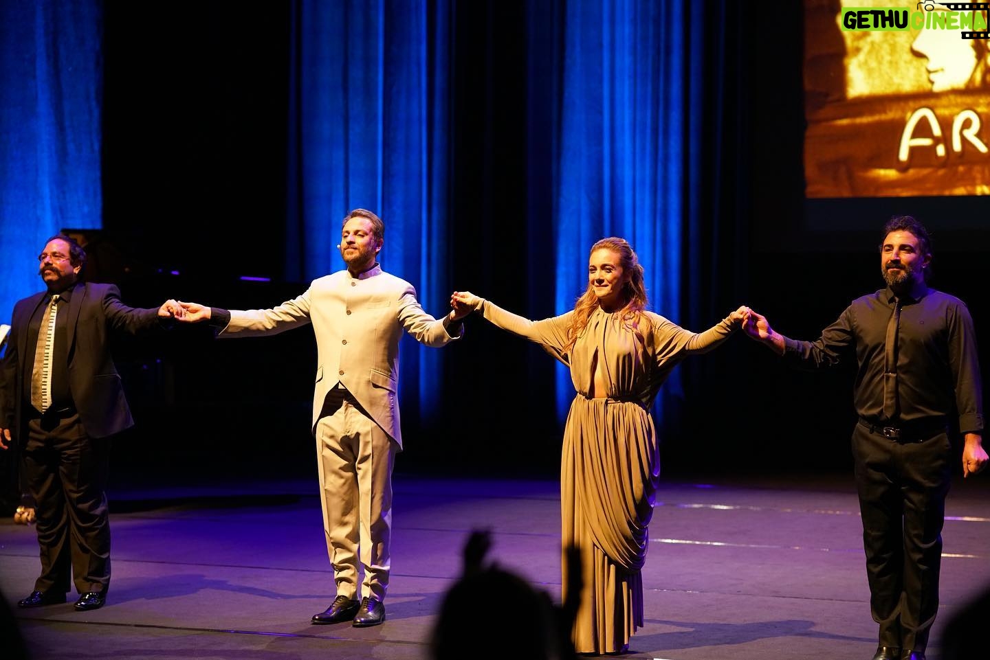 Erkan Kolçak Köstendil Instagram - Enoch Arden ❤️ @iamdamlasonmez @orcuncell @sandartramazan @allaturcamusic @crrkonsersalonu Kostüm : @yasemineke & @haticegokceofficial 🙏🙏