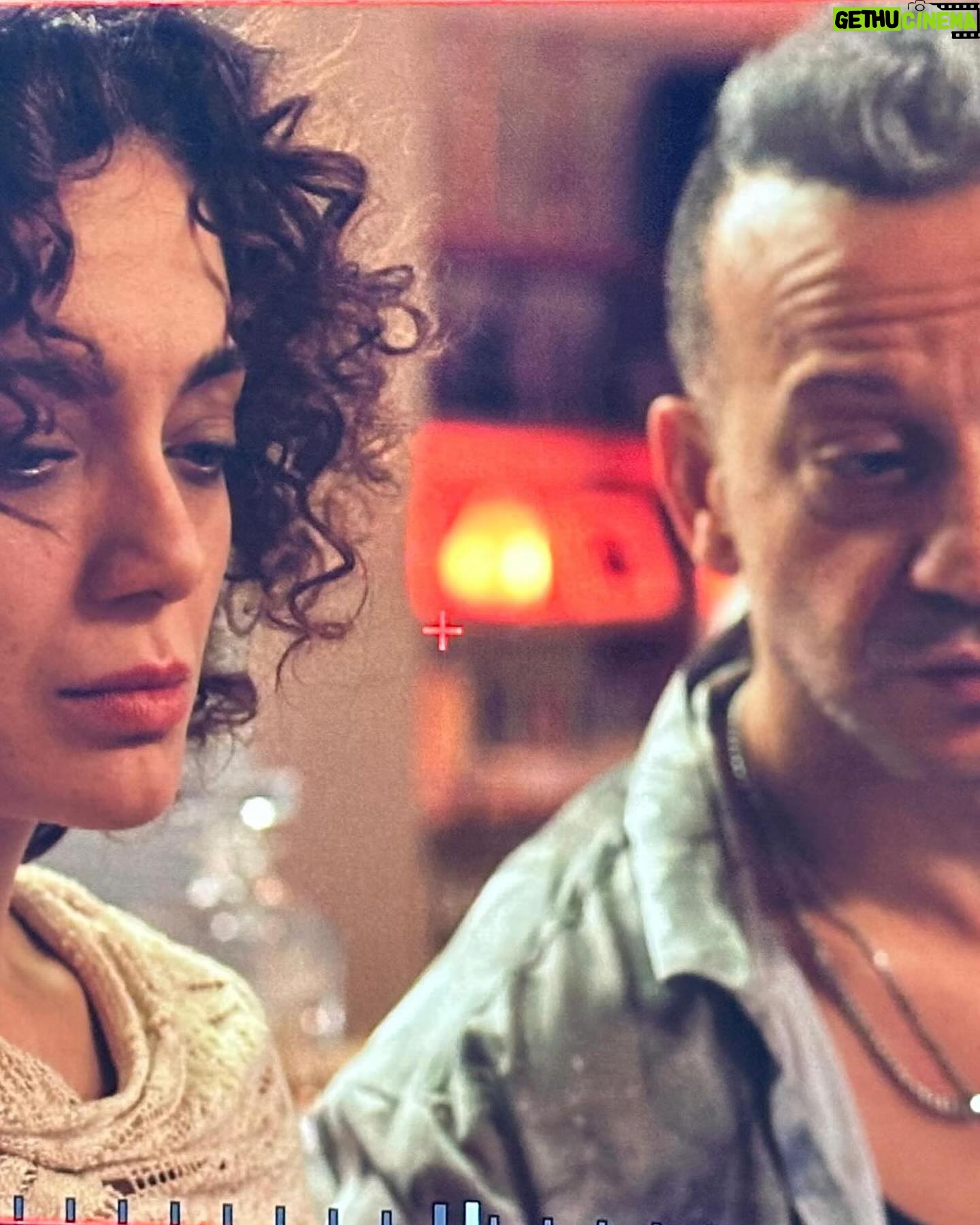 Erkan Kolçak Köstendil Instagram - Vay anasını sayın seyirciler… Emeği geçen herkese teşekkürler… #tezgah 🧿 @iamdamlasonmez @riza_kocaoglu @sinasiyurtsever @kadircermik @cenkaltun @fatih__bay @gozdekocaoglu1 @fatih.karabas2019 @bilenbili @banu__celik @ercanresatdemir @cagdassercan @gokhan_ozgul @ugur_yildiran @basakcoruhh @eminolcateringg @aliekbersoundsound @basakcoruhh @black_white_grip_set @filmkumbarasi @bayyapim.official @kemalkerem7488