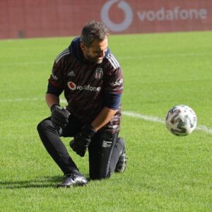 Erkan Kolçak Köstendil Instagram - Bugün Vodafone’un desteği ile hayallerinin peşinden koşmaya #BenVarım diyen kız çocukları ile Vodafone Park'taydım. Okuyan, spor yapan, kız çocuklarımızın yani bu ülkenin geleceğinin yanındayız. 

@vodafonetr @vodafonepark
#BenVarım #ortaklık