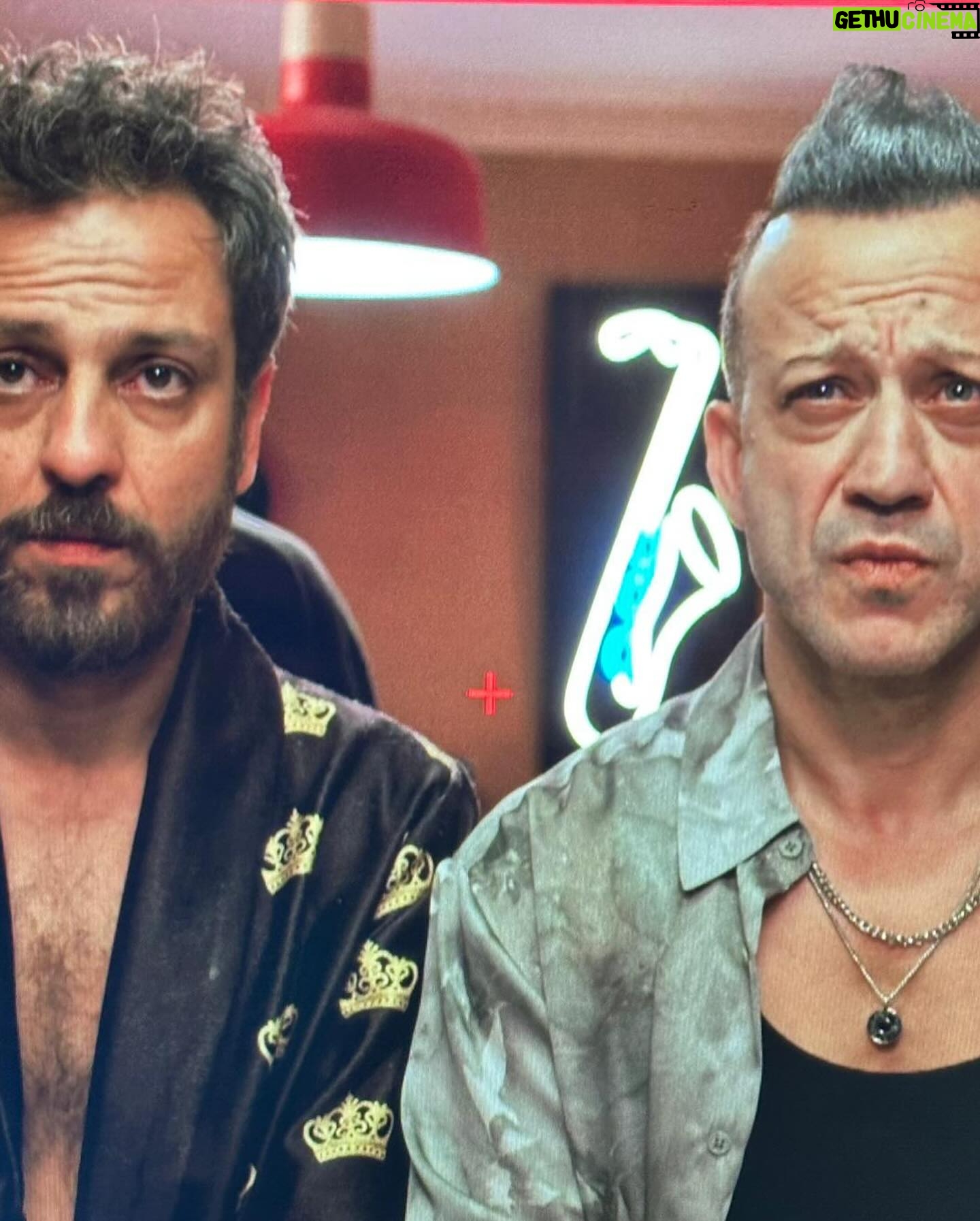 Erkan Kolçak Köstendil Instagram - Vay anasını sayın seyirciler… Emeği geçen herkese teşekkürler… #tezgah 🧿 @iamdamlasonmez @riza_kocaoglu @sinasiyurtsever @kadircermik @cenkaltun @fatih__bay @gozdekocaoglu1 @fatih.karabas2019 @bilenbili @banu__celik @ercanresatdemir @cagdassercan @gokhan_ozgul @ugur_yildiran @basakcoruhh @eminolcateringg @aliekbersoundsound @basakcoruhh @black_white_grip_set @filmkumbarasi @bayyapim.official @kemalkerem7488