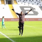 Erkan Kolçak Köstendil Instagram - Bugün Vodafone’un desteği ile hayallerinin peşinden koşmaya #BenVarım diyen kız çocukları ile Vodafone Park'taydım. Okuyan, spor yapan, kız çocuklarımızın yani bu ülkenin geleceğinin yanındayız. @vodafonetr @vodafonepark #BenVarım #ortaklık