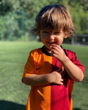 Erkan Kolçak Köstendil Instagram - Önüne formalar kondu ..
Bursaspor’la ilgili sözler alındı ..
Dedelerinin takımını , Metin Oktay’ın yolunu seçti 🦁🐊
#metinoktay