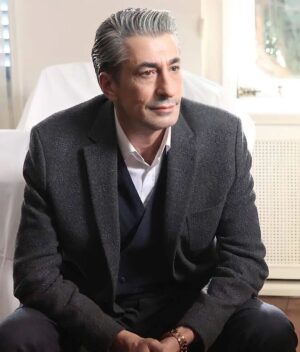 Erkan Petekkaya Instagram - Sevdiğini belli et. Gizlemek,başkalarına fırsat vermektir.