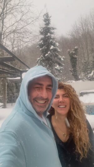 Erkan Petekkaya Instagram - karlı günlerde evimiz ❄️☃️ @oktay.karaca.aaa @ayseguldursunkaraca