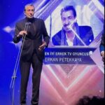 Erkan Petekkaya Instagram - Teşekkür ederim @kirmizioda.dizi bu ödülü tüm ekibimiz için aldım . @kirmizioda.dizi ve tüm emek verenler için