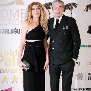 Erkan Petekkaya Instagram - Tam 18 yılı birlikte devirdik .Benim Canım Aşkım İyiki seninle hayatımı paylaşıyorum .sag ol var ol .sen olmasan ben ölmüştüm 😇😇🤣🤣🤣🙏benim güzeller güzeli ömürlük dostum .Aşkımmmmmmmm💜💙💚🎶