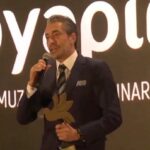 Erkan Petekkaya Instagram - Güzel memleketim Diyarbakır da aldıgım bu ödül dünyalara bedel çok teşekkür ederim . #diyarbakır #kayapınarbelediyesi . @uunalkoc Vee @cecensmail tekrar teşekkür ederim. Festivale ev sahipligi yapan tüm misafirlerimizi oteli @ramada_diyarbakir da agırlayan sevgili abilerim Şehmuz Ceylan ve Halim Karavil e ayrıca teşekkürler. @tv.100 ve tabiki ikizim hemşerim Gaip Ensariogllu eli aile aldıgım için bu ödülü aldıgım için ayrıca mutluyum
