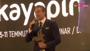 Erkan Petekkaya Instagram - Güzel memleketim Diyarbakır da aldıgım bu ödül dünyalara bedel çok teşekkür ederim . #diyarbakır #kayapınarbelediyesi .  @uunalkoc Vee @cecensmail  tekrar teşekkür ederim. Festivale ev sahipligi yapan tüm misafirlerimizi oteli @ramada_diyarbakir da agırlayan sevgili abilerim Şehmuz Ceylan ve Halim Karavil e ayrıca teşekkürler. @tv.100 ve tabiki ikizim hemşerim Gaip Ensariogllu eli aile aldıgım için bu ödülü aldıgım için ayrıca mutluyum