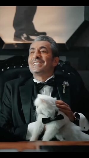 Erkan Petekkaya Instagram - Yüzünüzü gülümsetmeye geliyorum! 😊 

Komedi üzerine müthiş bir başyapıt olan “Filme Gel” pek yakında vizyonda! 🎬 @filmegeloffical 

Filme özel harika soundtrack için de @feridehilalakin ‘ı kutluyorum. 🎤 süper şarkı