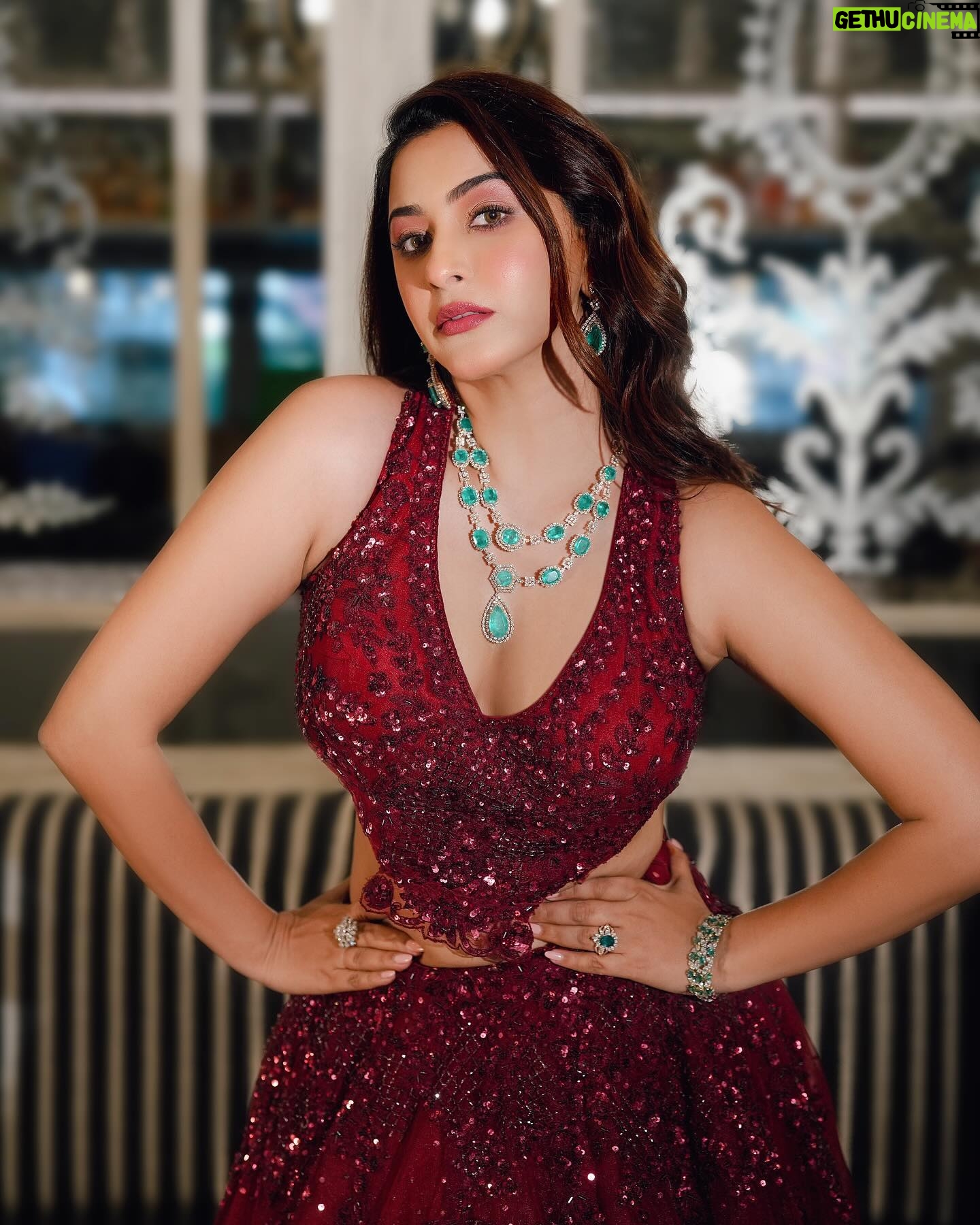 Eshanya Maheshwari Instagram - Laal Ghaghraaaa ❤️❤️❤️ esshanya_s_maheshwari Shot by - @shotbysakar Outfit- @rajgharana.rg Jewellery- @motiwalajewelry Styled by - @styledbyhenal & @sim__rrran Makeup & hair by - @krupall_gami Location- @donnadelibombay #ghagra #trending #fashion #style #fashionreel #esshanya #photoshoot #esshanya. _s_maheshwari #desilook #esshanya #esshanyamaheshwari #esshanya_s_maheshwari