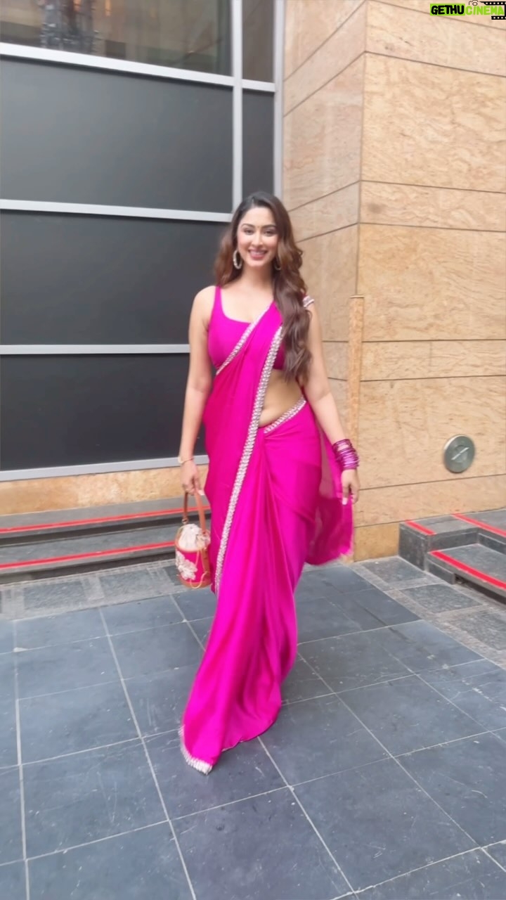 Eshanya Maheshwari Instagram - Late Post 🙈 But Aisa Kahin, Koi Nahin Hai Na ? @anupellakuruofficial @timesfashionweek @bombaytimes #timesfashionweek #bombaytimesfashionweek #btfw #anupellakuruofficial #saree #sareelove #pink #gulabisadi #esshanya #esshanyamaheshwari