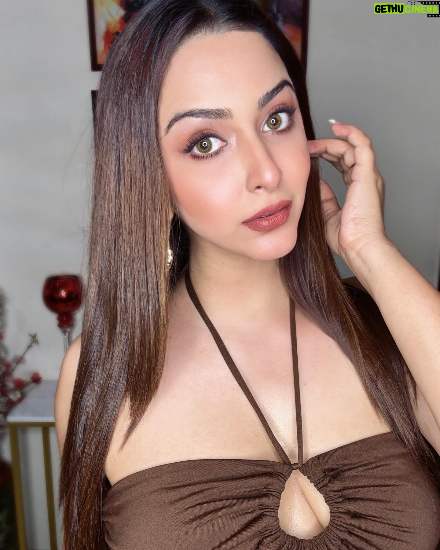 Eshanya Maheshwari Instagram - Don’t try to make a Gemini Salty. 😉 You won’t get the reaction you were hoping for.. Outfit- @srstore09 #beyou #beyourself #besalty #besexy #gemini #esshanya #esshanyamaheshwari #esshanya_s_maheshwari #sunkissed #slay