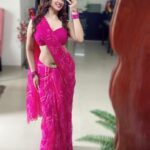Eshanya Maheshwari Instagram – Kis kis ke Khayalon Ki Malika ? 💖

#saree #sareelove #gulabisadi #esshanya #esshanyamaheshwari #esshanya_s_maheshwari