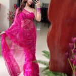Eshanya Maheshwari Instagram – Kis kis ke Khayalon Ki Malika ? 💖

#saree #sareelove #gulabisadi #esshanya #esshanyamaheshwari #esshanya_s_maheshwari
