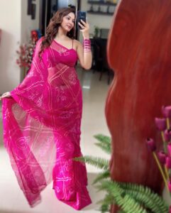 Eshanya Maheshwari Instagram - Kis kis ke Khayalon Ki Malika ? 💖 #saree #sareelove #gulabisadi #esshanya #esshanyamaheshwari #esshanya_s_maheshwari