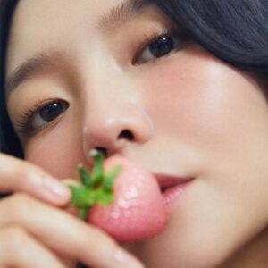 Esom Instagram - 🩵 @malinandgoetz #멜린앤게츠 #스트로베리향수 🍓🍓🍓