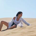 Esra Bilgiç Instagram – “Bir takım ve bütün olarak çölde olsak da saçın ve makyajın kendı başına güneşle mücadele ettiği, fotoğrafçı enstantane ve diyafram arasında kaybolduğu ve nicesinin ortasında kalmış tek başına bir Esra vardı çölde.”

Esra Bilgiç’in çölün ortasında olma hissini anlatmasıyla başlayan röportajımız Esquire Bahar sayısında, raflarda.

Yayın Yönetmeni: @evirgenumut 
Röportaj: @evirgenumut 
Fotoğraf: @muhsinakgunofficial – @evirgenumut 
Moda Editörü: @dilarabegum 
Prodüksiyon: @ozgedinc – @senakaynakin 
Saç: @ibrahimzengin 
Makyaj: @hakankulturofficial 
Moda Editörü Asistanı: @toprakgulduran 
Videographer: @beratcapin 
Ajans: @karpooz / @idiletisim 

#Esquire199 “destekleri için özel teşekkürler …@visitqatar “