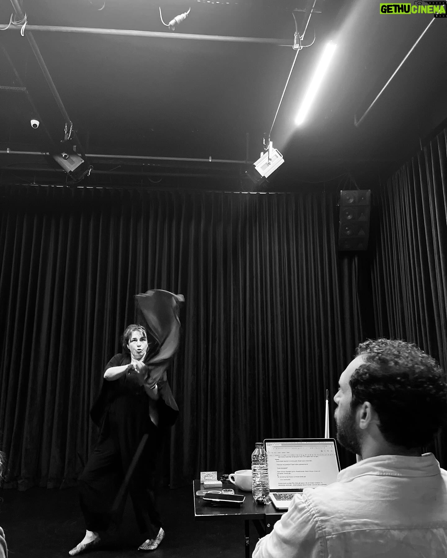 Esra Dermancıoğlu Instagram - Mesleğime olan tutkum,aşkım tartışılmaz. Yeni bir oyun, kalp çarpıntıları ve şahane bir yolculuk başladı bizim için ve en önemlisi size ulaşmak için 🖤 MUSKAT Bir kadın, bir gece, bir cenaze. İstanbul-Paris arası zehirli bir zihin akışı. Dünyanın en mutlu günü. “Sessiz bir kopuş başlıyor içimden. Parça parça yere düşüyor artıklarım. Artık yapamayacaklarım.” Yazan ve yöneten: Aksel Bonfil Oynayan: Esra Dermancıoğlu Yapım: Kadar Yapımcı: Begüm Ertuğrul Proje Koordinatörü: Merve Akgül Işık Tasarım: Arek Nişanyan Koreograf: Tuğçe Tuna Müzik: Lara Di Lara Ses Tasarım: Oğuzhan Akalın Kostüm Tasarım: Özlem Kaya Afiş Tasarım: Berkcan Okar Oyun Asistanları: Çağla Erdoğan, Ecem Yılmaz