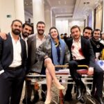 Esra Dermancıoğlu Instagram – Güldüğümüze bakmayın önemli işler peşindeyiz…
@hudutsuzsevdadizi @a.muratoztrk @bahadirozdener @sumelisuzan