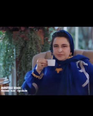 Esra Dermancıoğlu Instagram - Perşembe akşamı çay, kahveye bekliyorum:) 
Asiye 🐍 
@hudutsuzsevdadizi @bahadirozdener
Kostüm:  @zeynepalioglu 🤍🤍