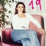 Esra Dermancıoğlu Instagram – Kaydırdıkça zaman geçiyor../
Estetik bazılarımız için olması gereken birşey ve tartişmaya bile açık bi konu değil AMA:) insanın geçmişe baktığında gerçek halini her ne olursa olsun o gerçek güzelliğinin değişimini görmesi bana çok değerli geliyor… özellikle genç nesile o güzellik anlayışını size empoze (Fransızca kökenli olduğu için doğrusu imposer!!) edildiği bu dünyaya kanmayın:) çok güzeliz… bunu size dayatanlar gidip popişlerine kaş göz çizsinler:) 
Farklı güzelliklerin kabul gördüğü zamanlara içiyorum:) 👊
