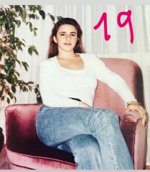 Esra Dermancıoğlu Instagram - Kaydırdıkça zaman geçiyor../
Estetik bazılarımız için olması gereken birşey ve tartişmaya bile açık bi konu değil AMA:) insanın geçmişe baktığında gerçek halini her ne olursa olsun o gerçek güzelliğinin değişimini görmesi bana çok değerli geliyor... özellikle genç nesile o güzellik anlayışını size empoze (Fransızca kökenli olduğu için doğrusu imposer!!) edildiği bu dünyaya kanmayın:) çok güzeliz... bunu size dayatanlar gidip popişlerine kaş göz çizsinler:) 
Farklı güzelliklerin kabul gördüğü zamanlara içiyorum:) 👊
