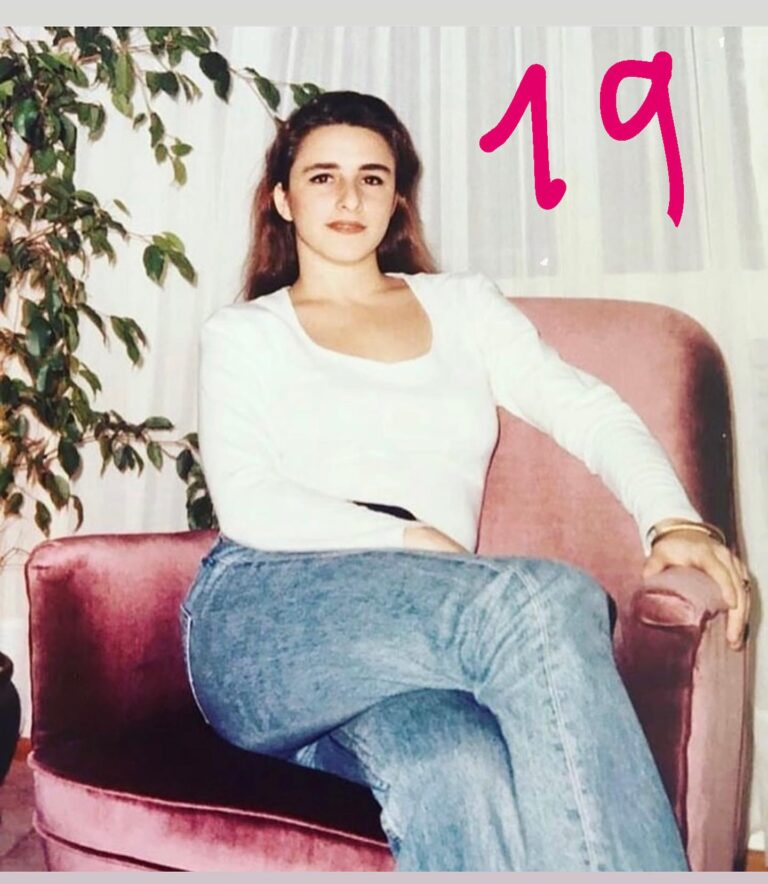 Esra Dermancıoğlu Instagram - Kaydırdıkça zaman geçiyor../ Estetik bazılarımız için olması gereken birşey ve tartişmaya bile açık bi konu değil AMA:) insanın geçmişe baktığında gerçek halini her ne olursa olsun o gerçek güzelliğinin değişimini görmesi bana çok değerli geliyor... özellikle genç nesile o güzellik anlayışını size empoze (Fransızca kökenli olduğu için doğrusu imposer!!) edildiği bu dünyaya kanmayın:) çok güzeliz... bunu size dayatanlar gidip popişlerine kaş göz çizsinler:) Farklı güzelliklerin kabul gördüğü zamanlara içiyorum:) 👊