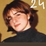 Esra Dermancıoğlu Instagram – Kaydırdıkça zaman geçiyor../
Estetik bazılarımız için olması gereken birşey ve tartişmaya bile açık bi konu değil AMA:) insanın geçmişe baktığında gerçek halini her ne olursa olsun o gerçek güzelliğinin değişimini görmesi bana çok değerli geliyor… özellikle genç nesile o güzellik anlayışını size empoze (Fransızca kökenli olduğu için doğrusu imposer!!) edildiği bu dünyaya kanmayın:) çok güzeliz… bunu size dayatanlar gidip popişlerine kaş göz çizsinler:) 
Farklı güzelliklerin kabul gördüğü zamanlara içiyorum:) 👊