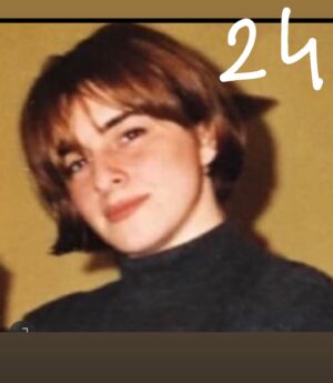 Esra Dermancıoğlu Instagram - Kaydırdıkça zaman geçiyor../
Estetik bazılarımız için olması gereken birşey ve tartişmaya bile açık bi konu değil AMA:) insanın geçmişe baktığında gerçek halini her ne olursa olsun o gerçek güzelliğinin değişimini görmesi bana çok değerli geliyor... özellikle genç nesile o güzellik anlayışını size empoze (Fransızca kökenli olduğu için doğrusu imposer!!) edildiği bu dünyaya kanmayın:) çok güzeliz... bunu size dayatanlar gidip popişlerine kaş göz çizsinler:) 
Farklı güzelliklerin kabul gördüğü zamanlara içiyorum:) 👊