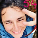 Esra Dermancıoğlu Instagram – Kaydırdıkça zaman geçiyor../
Estetik bazılarımız için olması gereken birşey ve tartişmaya bile açık bi konu değil AMA:) insanın geçmişe baktığında gerçek halini her ne olursa olsun o gerçek güzelliğinin değişimini görmesi bana çok değerli geliyor… özellikle genç nesile o güzellik anlayışını size empoze (Fransızca kökenli olduğu için doğrusu imposer!!) edildiği bu dünyaya kanmayın:) çok güzeliz… bunu size dayatanlar gidip popişlerine kaş göz çizsinler:) 
Farklı güzelliklerin kabul gördüğü zamanlara içiyorum:) 👊