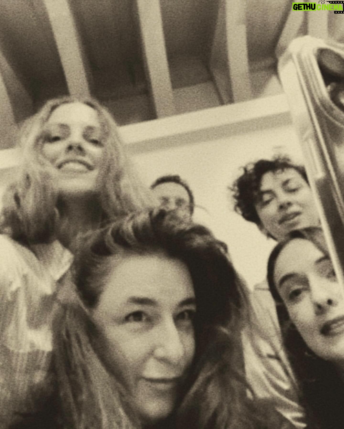 Esra Dermancıoğlu Instagram - MUSKAT Bir kadın, bir gece, bir cenaze. İstanbul-Paris arası zehirli bir zihin akışı. Dünyanın en mutlu günü. “Sessiz bir kopuş başlıyor içimden. Parça parça yere düşüyor artıklarım. Artık yapamayacaklarım.” Yazan ve yöneten: Aksel Bonfil Oynayan: Esra Dermancıoğlu Yapım: Kadar Yapımcı: Begüm Ertuğrul Proje Koordinatörü: Merve Akgül Işık Tasarım: Arek Nişanyan Koreograf: Tuğçe Tuna Müzik: Lara Di Lara Ses Tasarım: Oğuzhan Akalın Kostüm Tasarım: Özlem Kaya Afiş Tasarım: Berkcan Okar Oyun Asistanları: Çağla Erdoğan, Ecem Yılmaz