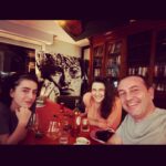 Esra Dermancıoğlu Instagram - Eski sevgilim, kocam'a sevdiği yemekleri yaptım:) İyi ki doğdun Memoşum ve tabii bezelyemiz Refoşumuz 🤍🤍🤍