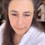 Esra Dermancıoğlu Instagram - Bu arada tabii ki bu bir reklam diildir ama #bobbybrown benim en çok kullandığım marka ve bana en yakışan 🐒🤍