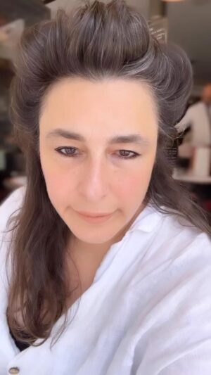 Esra Dermancıoğlu Instagram - Bu arada tabii ki bu bir reklam diildir ama #bobbybrown  benim en çok kullandığım marka ve bana en yakışan 🐒🤍
