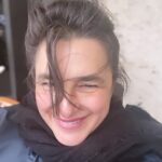 Esra Dermancıoğlu Instagram - Kimseye güvenmeyin. Paranoia hep üst düzeyde olsun. Karşınızdaki insan size her an her türlü dalaverayı yapacakmış gibi yaşayın yapmazsa bile bi sonraki durum için götü kollayın. Hiç bir övgüye inanmayın. Kimseye işiniz anlatmayın.Sanki hep işsizmiş gibi yapın. Hep aptal gibi yaşayın, aptal davranın kimseye olan zekanızı açık etmeyin. Mümkünse hiç konuşmayın hayatınızı evet, hayır, olabilir, belki gibi kısa kelimelerle geçirin. esra:)