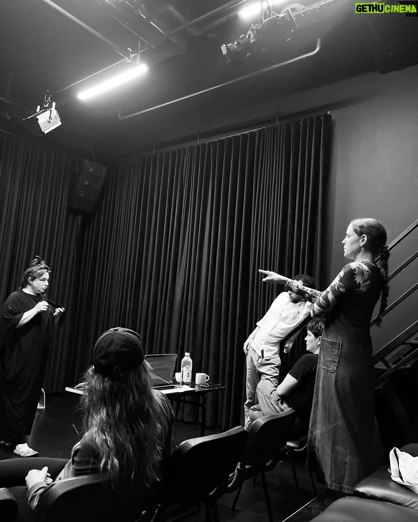 Esra Dermancıoğlu Instagram - Mesleğime olan tutkum,aşkım tartışılmaz. Yeni bir oyun, kalp çarpıntıları ve şahane bir yolculuk başladı bizim için ve en önemlisi size ulaşmak için 🖤 MUSKAT Bir kadın, bir gece, bir cenaze. İstanbul-Paris arası zehirli bir zihin akışı. Dünyanın en mutlu günü. “Sessiz bir kopuş başlıyor içimden. Parça parça yere düşüyor artıklarım. Artık yapamayacaklarım.” Yazan ve yöneten: Aksel Bonfil Oynayan: Esra Dermancıoğlu Yapım: Kadar Yapımcı: Begüm Ertuğrul Proje Koordinatörü: Merve Akgül Işık Tasarım: Arek Nişanyan Koreograf: Tuğçe Tuna Müzik: Lara Di Lara Ses Tasarım: Oğuzhan Akalın Kostüm Tasarım: Özlem Kaya Afiş Tasarım: Berkcan Okar Oyun Asistanları: Çağla Erdoğan, Ecem Yılmaz