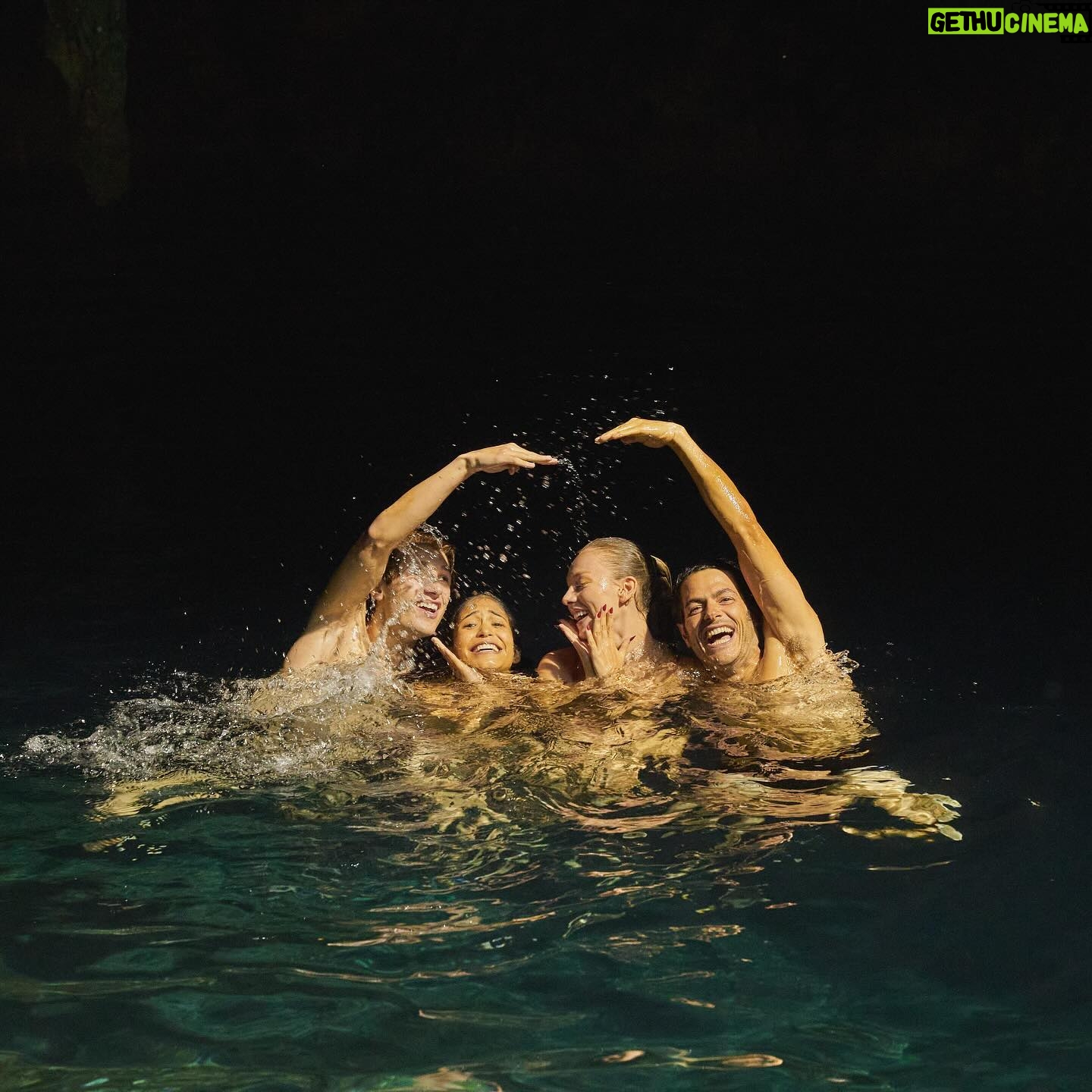 Ester Expósito Instagram - Ya es vuestra🫧💚🫧🏝️ mucho cenote, mucho amor y mucho México, ojalá os encante y améis un chingo a estos bandidos<3 Gracias por recibirla con tanto tanto cariñooooo¡¡