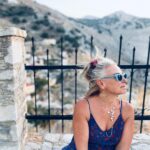 Esther Perel Instagram – In my American life, I often find myself having to justify taking a vacation, especially when it’s longer than a week. In my European life, it’s a sin to work during the entire month of August.  
When I booked this trip, I said to myself, “come on, Perel. Even God rested on the seventh day, no justification needed.” But this is easier said than done. I am rarely unoccupied. I actually find it a very difficult state to achieve. 

So, when I set out to take a “real vacation” this summer, I made an intention to reconnect with my sense of play. At this moment, I’m not feeling connected to playfulness, such a core philosophy in my practice, and I feel a bit guilty for that lack of connection.

This sprawling summer trip took me on a boat through the Greek islands with a few close friends. We celebrated a wedding anniversary, hiked miles of coast line trails, cooked, danced, biked from village to village, did daily yoga, and lavished in the company of women. 

We played. And we played well.

But I found myself plagued by a sense of distance, not the kind that comes with traveling far from home, but the kind in which you feel distant from yourself. Even though my surroundings had changed, I was still occupied by work and home. No matter where you go, vacation always comes with a choice: do you want to stay connected to the world and its realities or do you want to disconnect and simply be present where you are?

I think what struck me this year is that while I loved seeing friends in each leg of the trip, I came to realize that what I may need more than anything is a fast. To empty out. To go still and quiet.

I am full, of people, stories , their problems, my own…and there is not much room inside me.

I need to empty the tank, to digest and create space, that will recharge my system. There are many ways to take a break, and perhaps we need a little something different with each season. 

What does a break mean to you, in this moment?