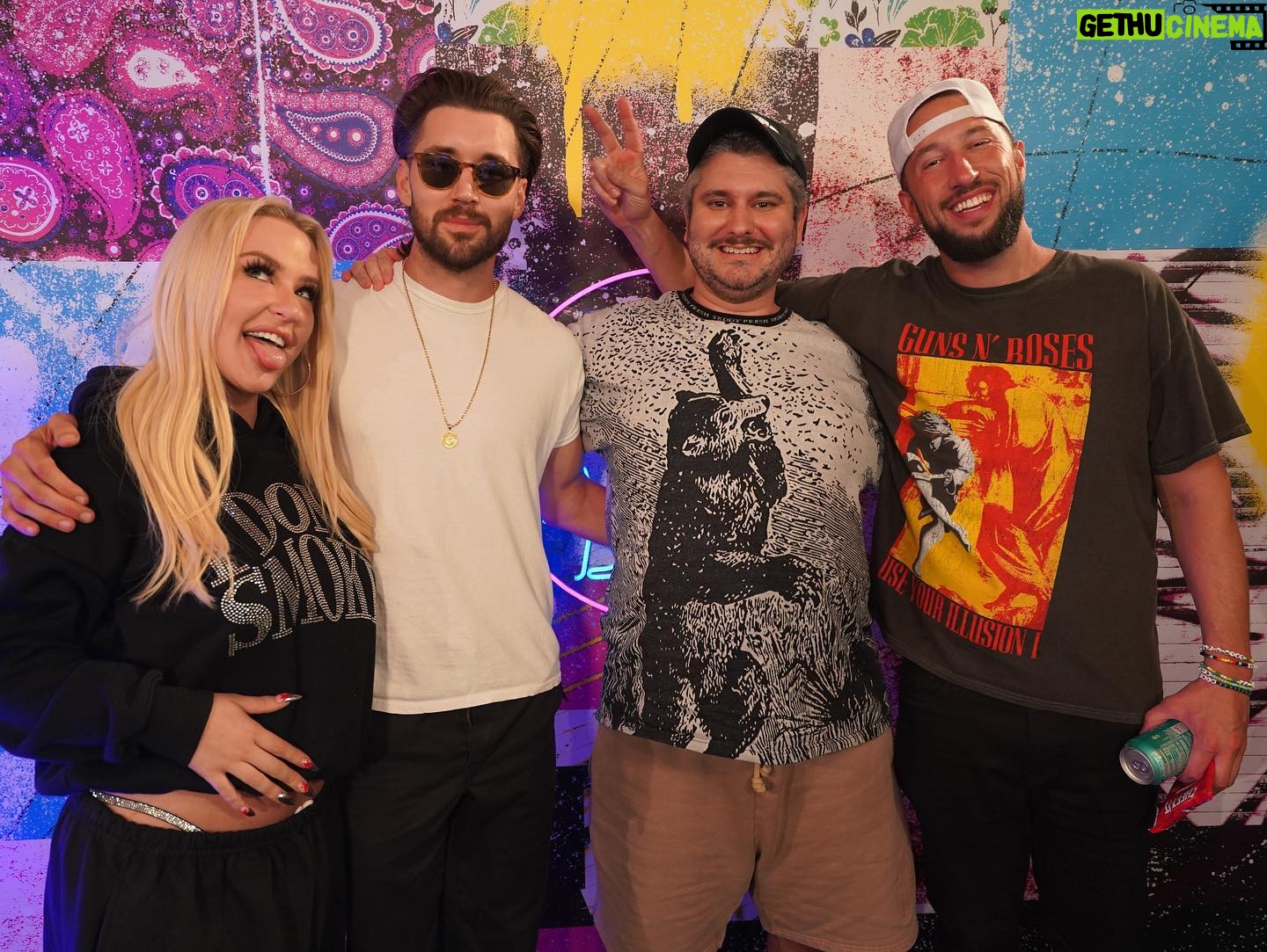 Ethan Klein Instagram - Me and my new besties on the new podcast live now ðŸ˜