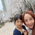 Eugene Instagram - 사진첩 보다 벚꽃배경이 너무 예뻐서. 벚꽃이 봄 내내 피어있음 얼마나 좋을까...한순간 피었다 신기루처럼 사라져버려서 더 애틋한...