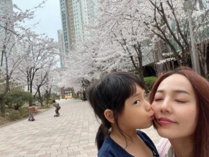Eugene Instagram - 사진첩 보다 벚꽃배경이 너무 예뻐서.
벚꽃이 봄 내내 피어있음 얼마나 좋을까...한순간 피었다 신기루처럼 사라져버려서 
더 애틋한...
