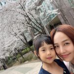 Eugene Instagram - 사진첩 보다 벚꽃배경이 너무 예뻐서. 벚꽃이 봄 내내 피어있음 얼마나 좋을까...한순간 피었다 신기루처럼 사라져버려서 더 애틋한...
