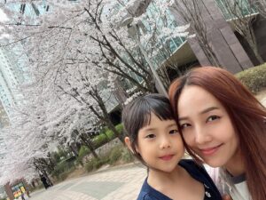 Eugene Instagram - 사진첩 보다 벚꽃배경이 너무 예뻐서.
벚꽃이 봄 내내 피어있음 얼마나 좋을까...한순간 피었다 신기루처럼 사라져버려서 
더 애틋한...