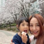 Eugene Instagram – 사진첩 보다 벚꽃배경이 너무 예뻐서.
벚꽃이 봄 내내 피어있음 얼마나 좋을까…한순간 피었다 신기루처럼 사라져버려서 
더 애틋한…